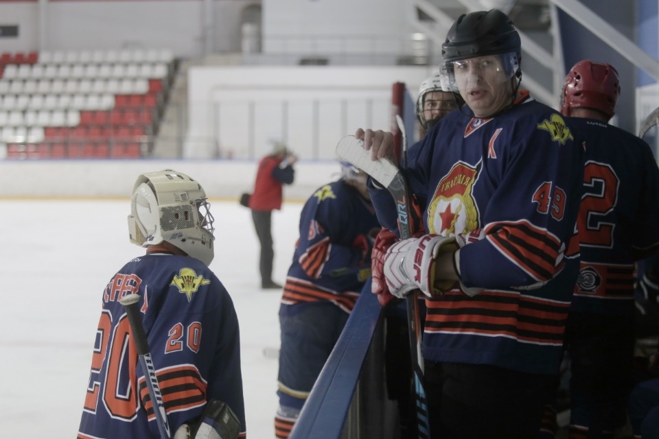 Ветеран из Петербурга получил на псковском льду клюшкой по горлу