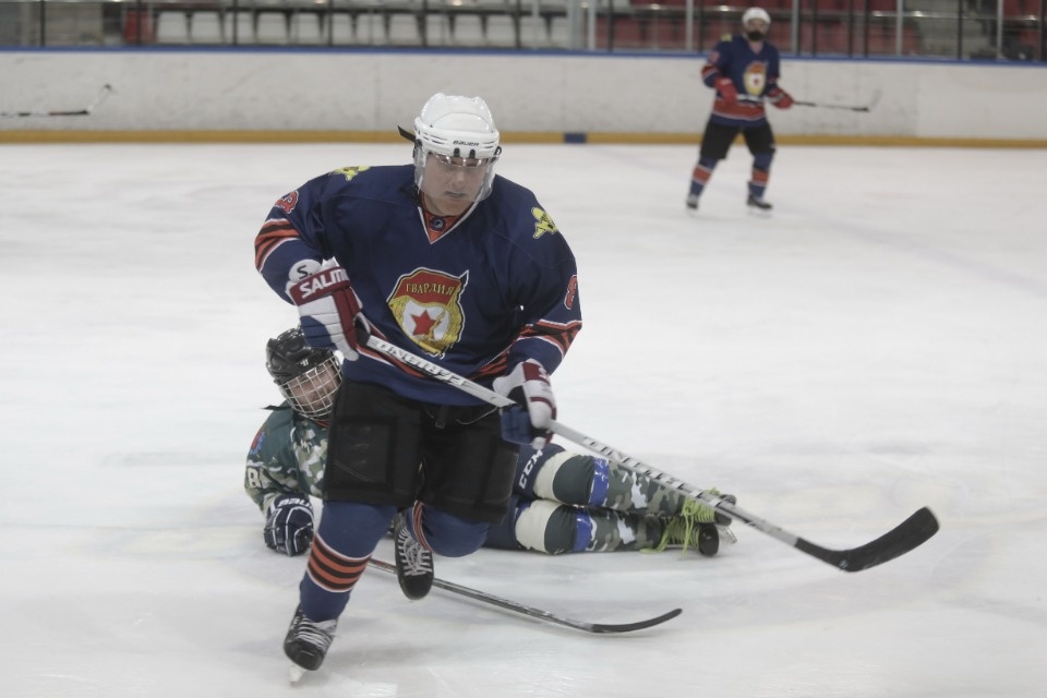 Ветеран из Петербурга получил на псковском льду клюшкой по горлу