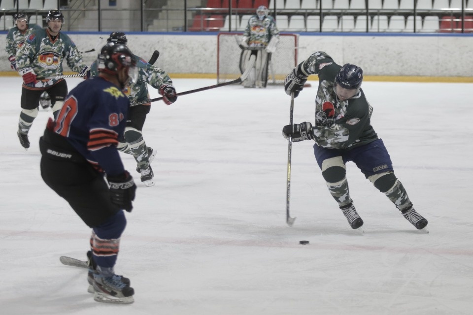 Ветеран из Петербурга получил на псковском льду клюшкой по горлу