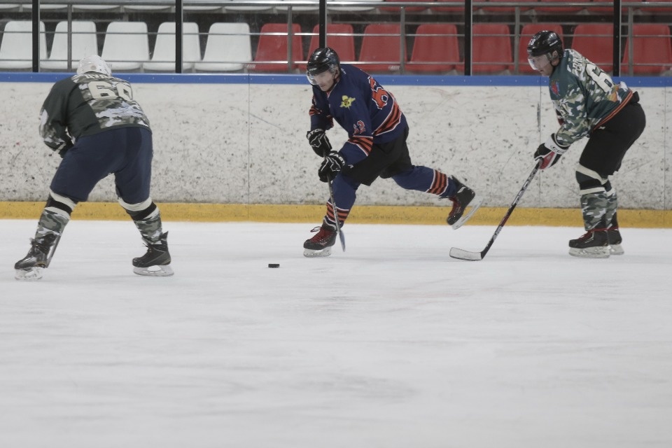 Ветеран из Петербурга получил на псковском льду клюшкой по горлу