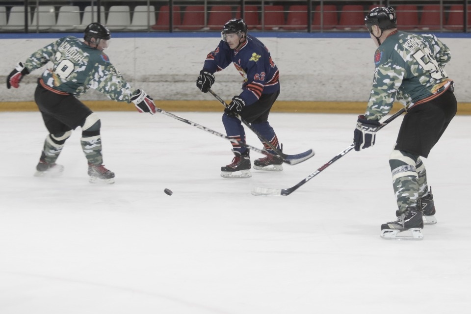 Ветеран из Петербурга получил на псковском льду клюшкой по горлу