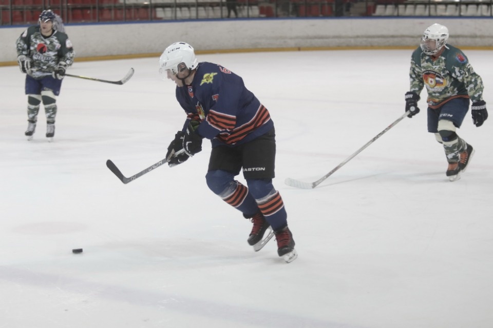 Ветеран из Петербурга получил на псковском льду клюшкой по горлу