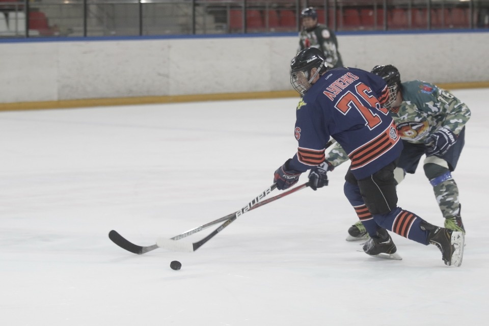 Ветеран из Петербурга получил на псковском льду клюшкой по горлу