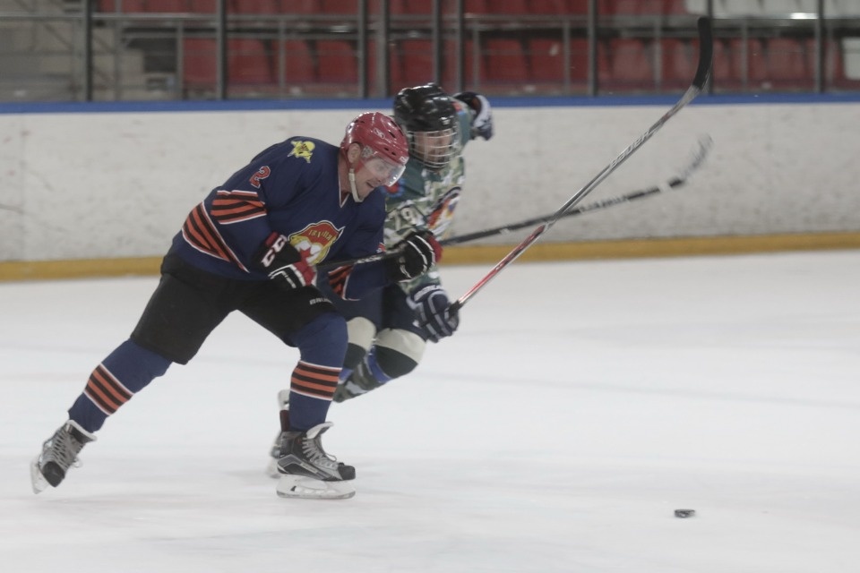 Ветеран из Петербурга получил на псковском льду клюшкой по горлу