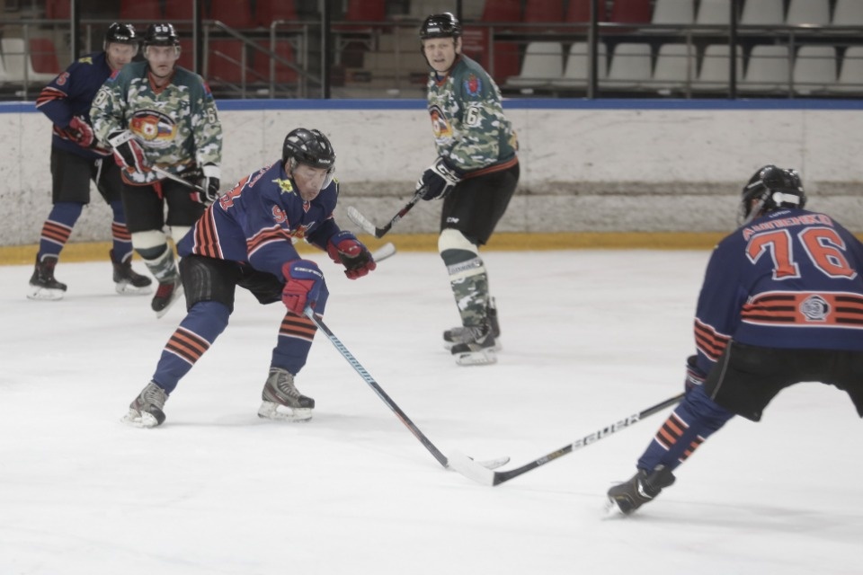 Ветеран из Петербурга получил на псковском льду клюшкой по горлу