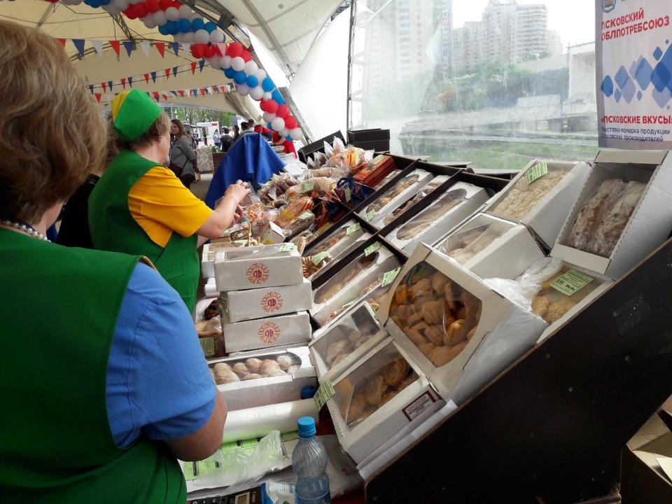 На открывшейся ярмарке в Москве можно попробовать и купить псковскую продукцию