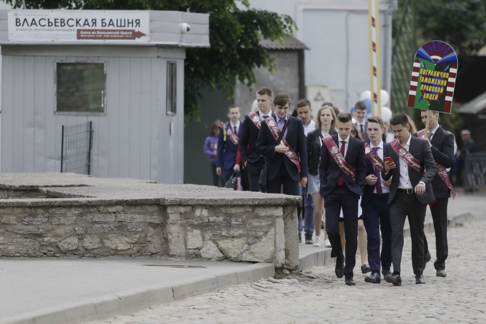 Последний звонок прозвенел для выпускников псковских школ