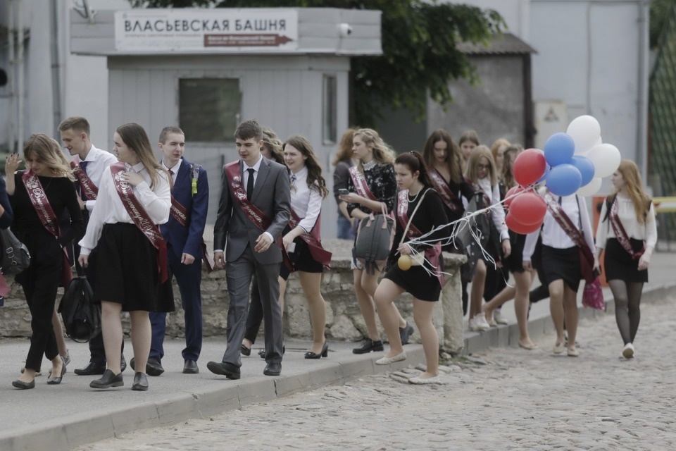 Последний звонок прозвенел для выпускников псковских школ