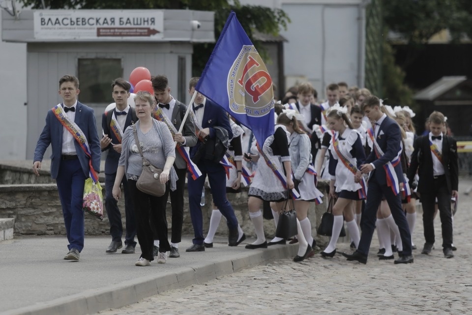 Последний звонок прозвенел для выпускников псковских школ