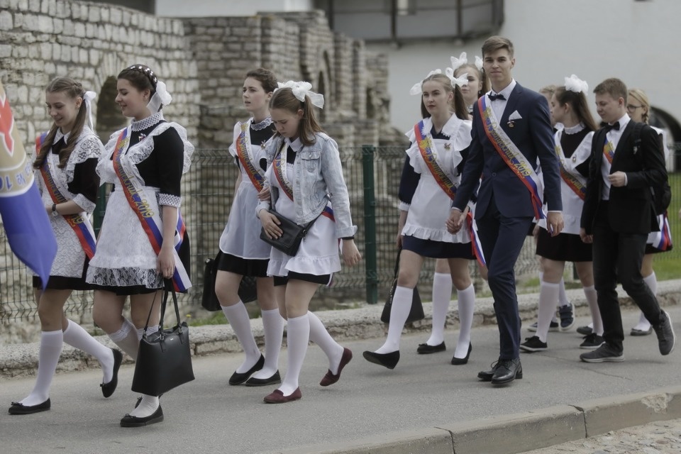 Последний звонок прозвенел для выпускников псковских школ