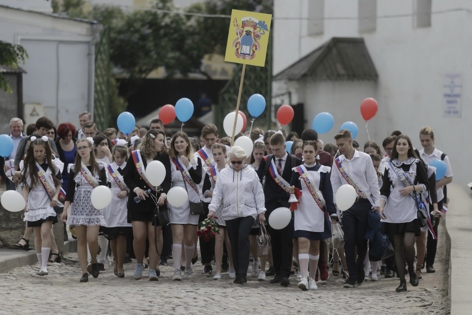Последний звонок прозвенел для выпускников псковских школ