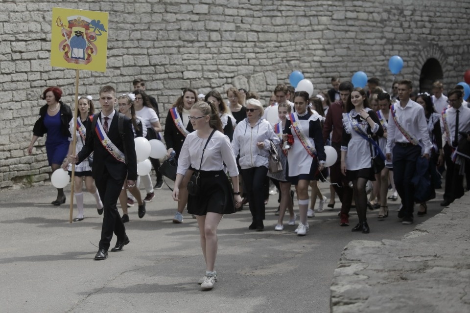 Последний звонок прозвенел для выпускников псковских школ
