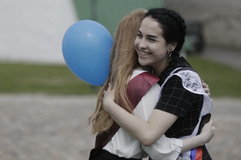 Последний звонок прозвенел для выпускников псковских школ