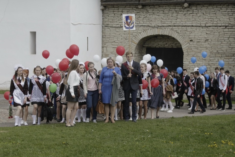 Последний звонок прозвенел для выпускников псковских школ