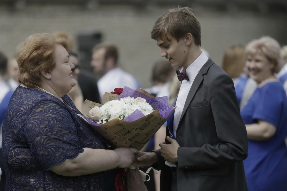 Последний звонок прозвенел для выпускников псковских школ