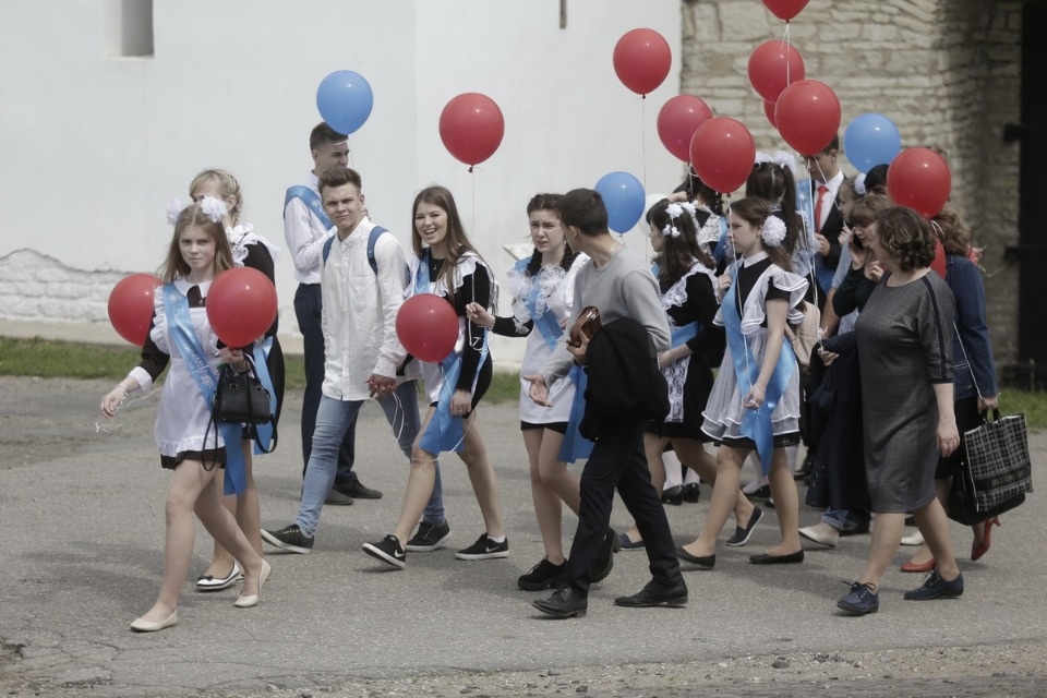 Последний звонок прозвенел для выпускников псковских школ