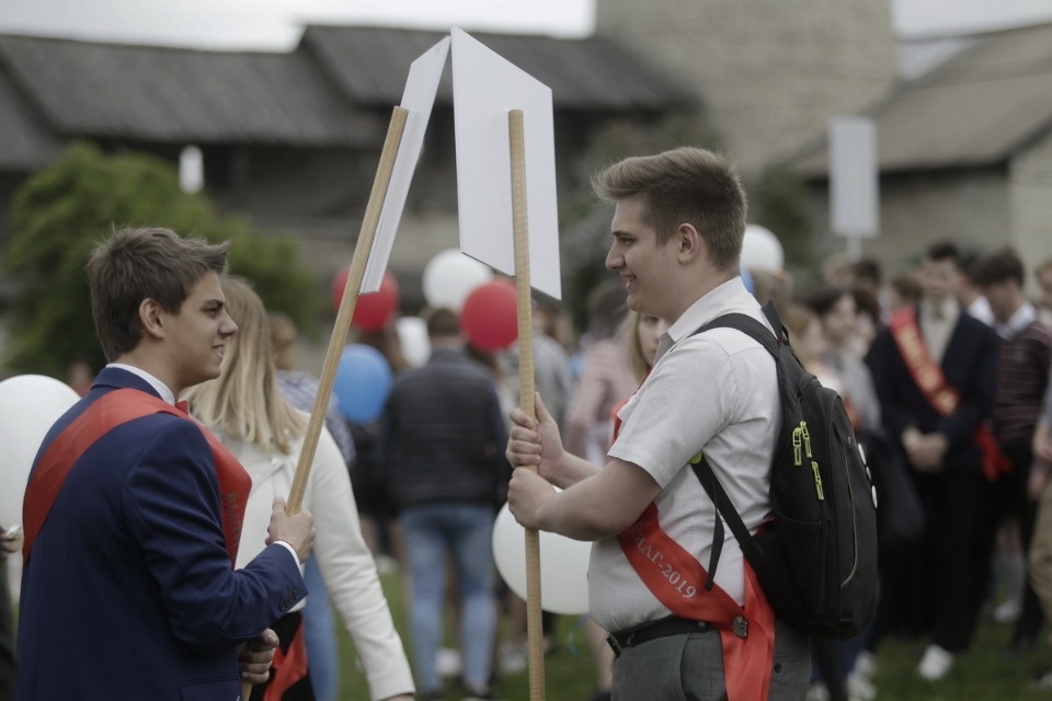 Последний звонок прозвенел для выпускников псковских школ