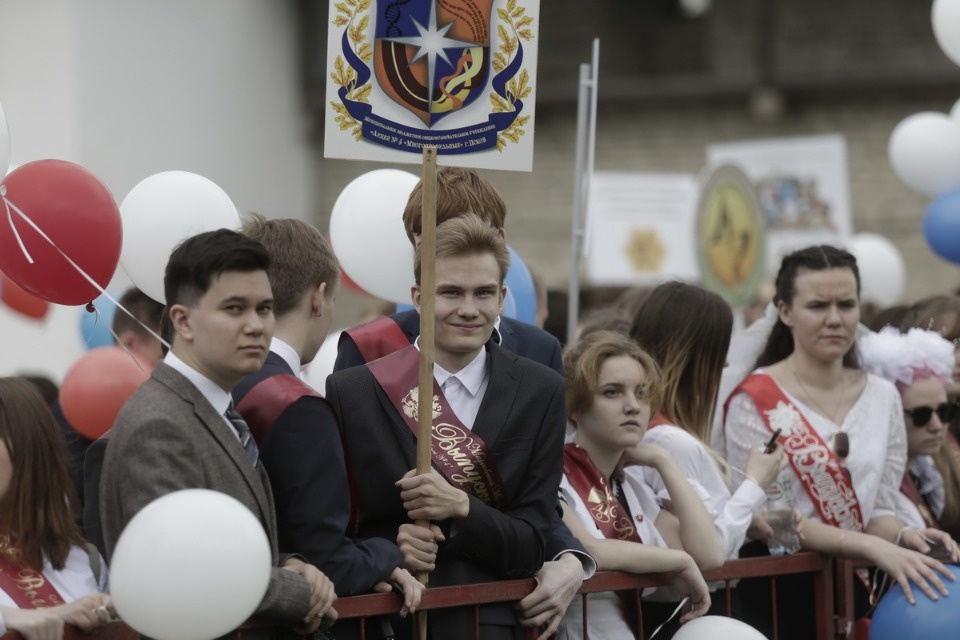 Последний звонок прозвенел для выпускников псковских школ