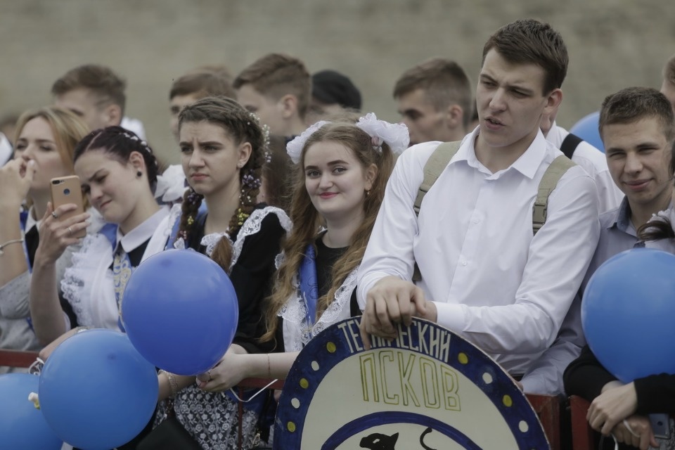 Последний звонок прозвенел для выпускников псковских школ