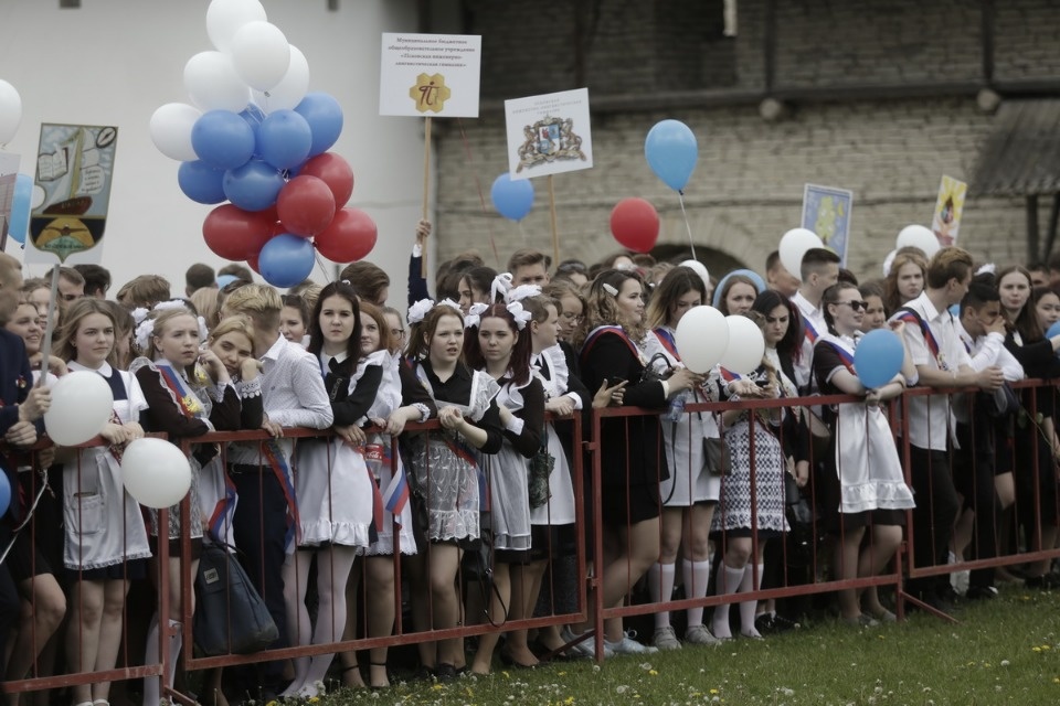Последний звонок прозвенел для выпускников псковских школ