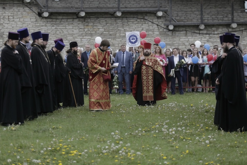 Последний звонок прозвенел для выпускников псковских школ