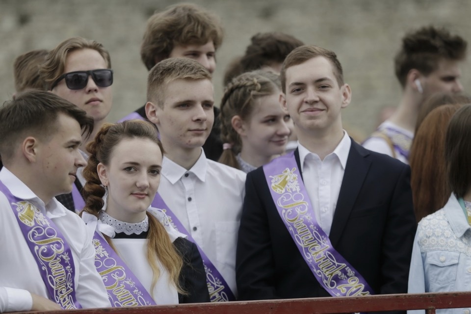 Последний звонок прозвенел для выпускников псковских школ