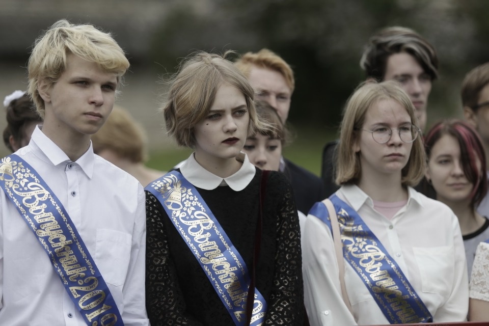 Последний звонок прозвенел для выпускников псковских школ