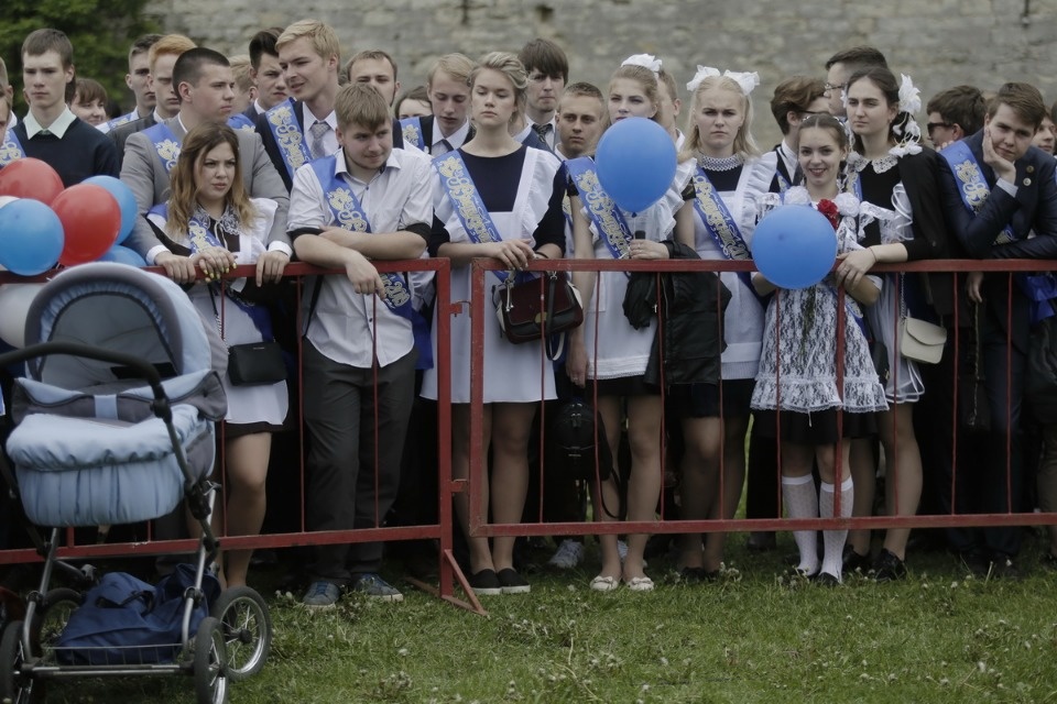 Последний звонок прозвенел для выпускников псковских школ