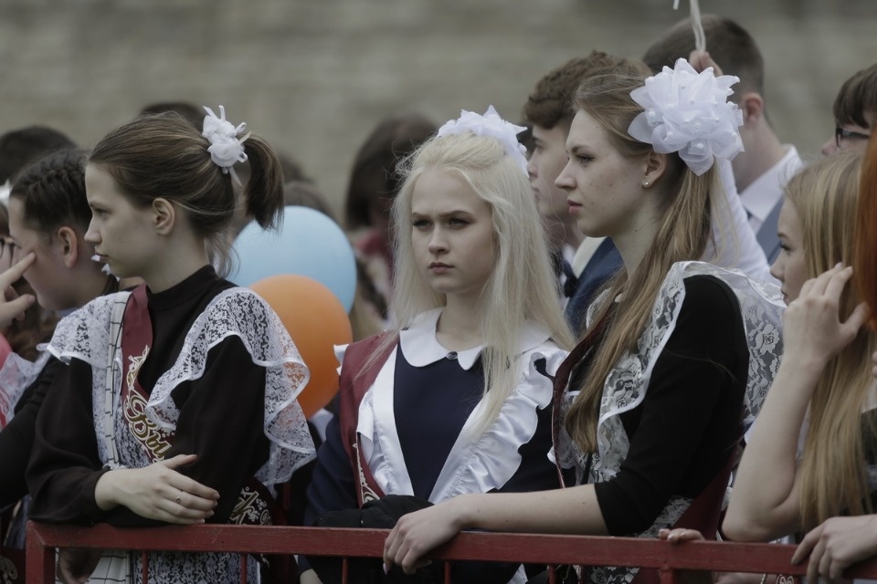 Последний звонок прозвенел для выпускников псковских школ