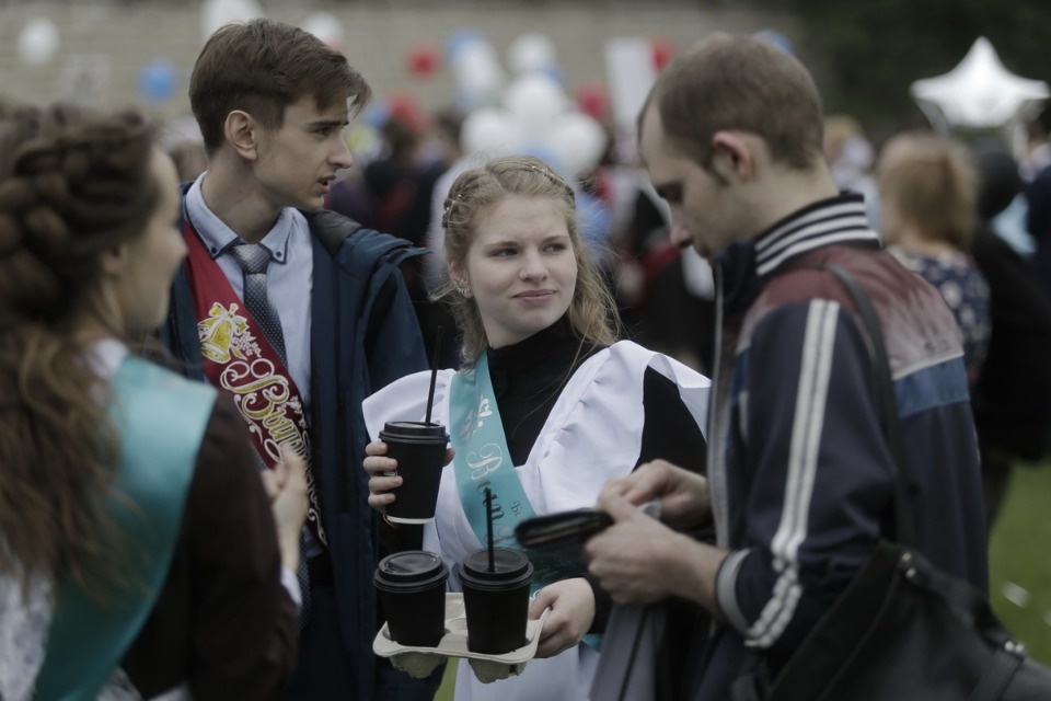 Последний звонок прозвенел для выпускников псковских школ