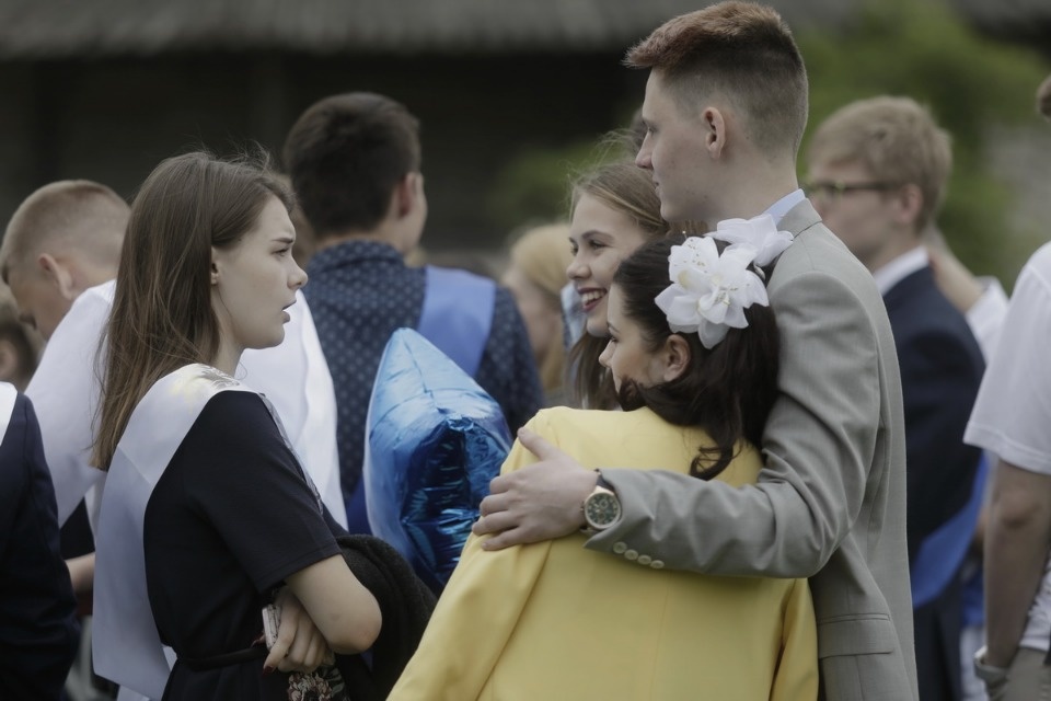 Последний звонок прозвенел для выпускников псковских школ