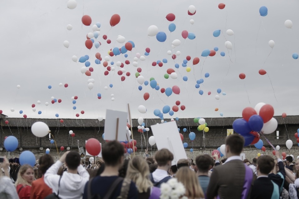 Последний звонок прозвенел для выпускников псковских школ