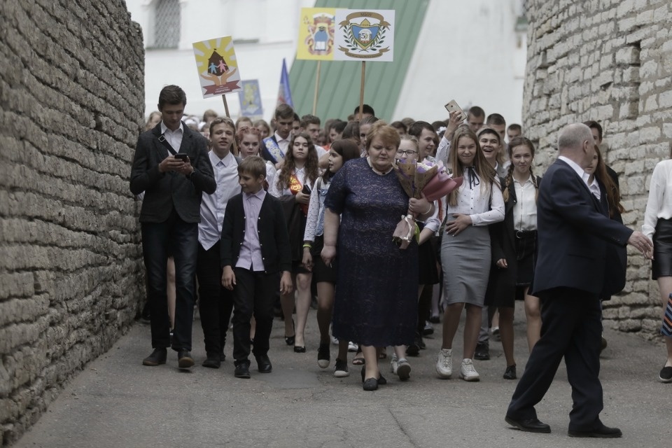 Последний звонок прозвенел для выпускников псковских школ