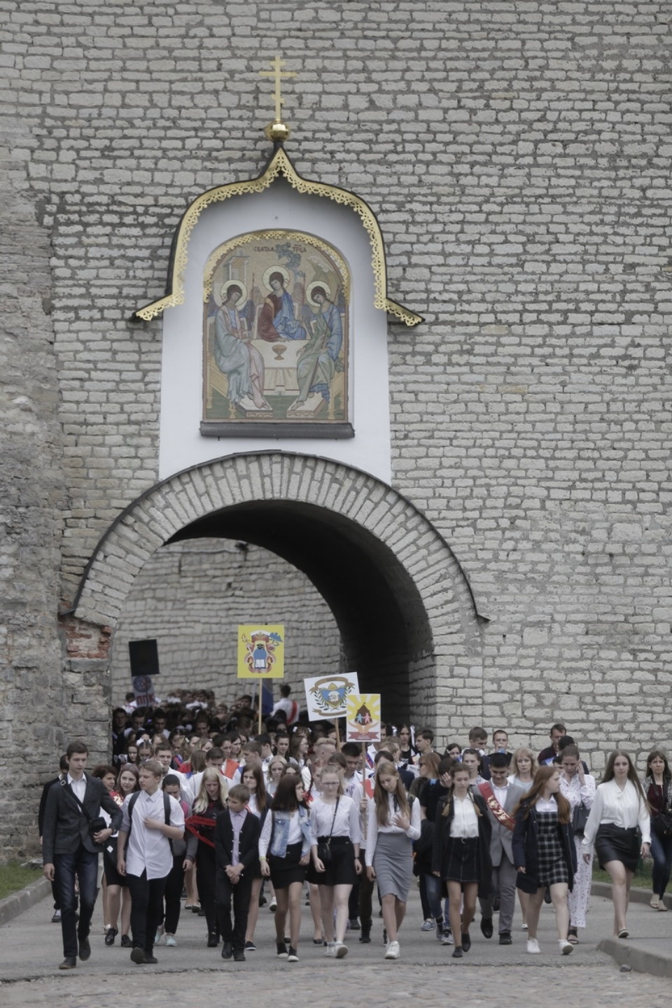 Последний звонок прозвенел для выпускников псковских школ