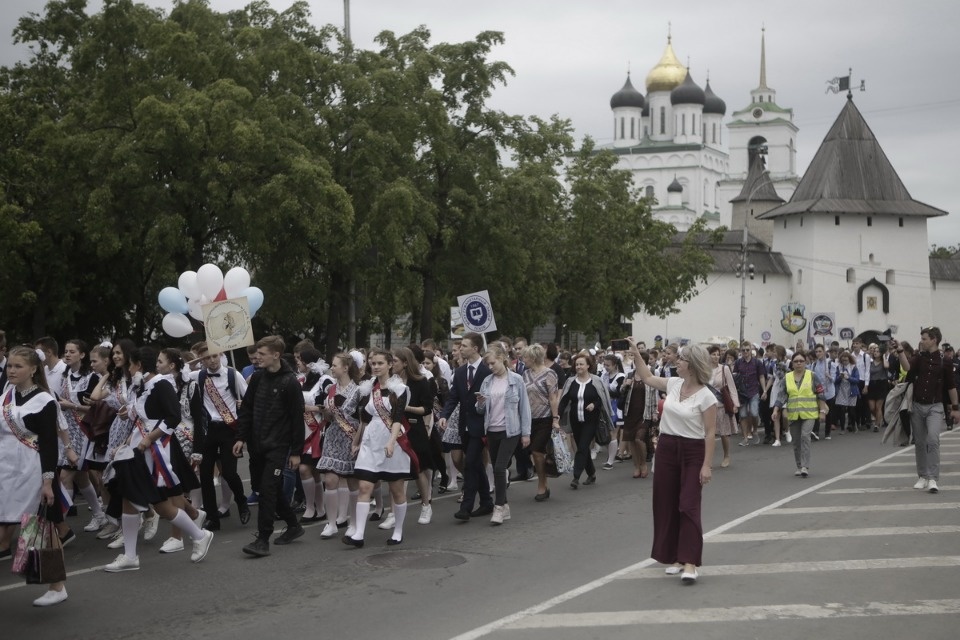 Последний звонок прозвенел для выпускников псковских школ