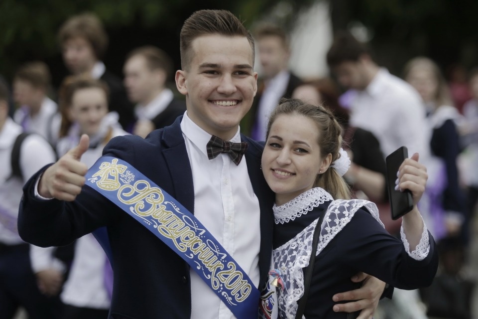 Последний звонок прозвенел для выпускников псковских школ