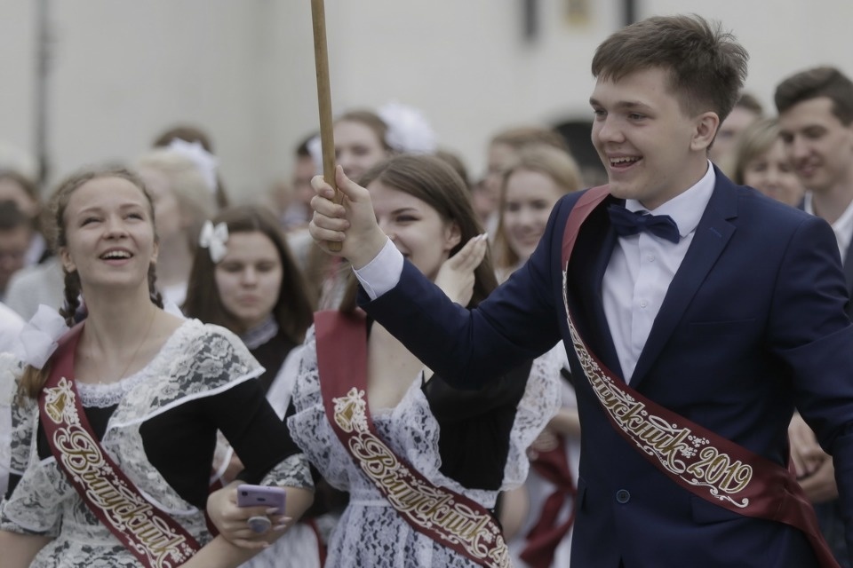 Последний звонок прозвенел для выпускников псковских школ