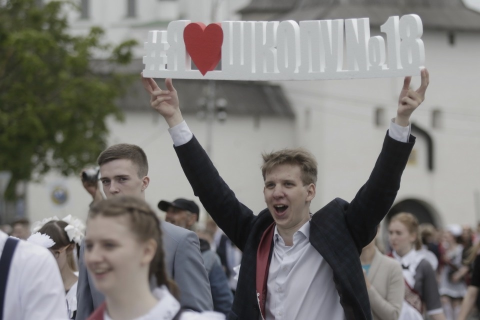 Последний звонок прозвенел для выпускников псковских школ
