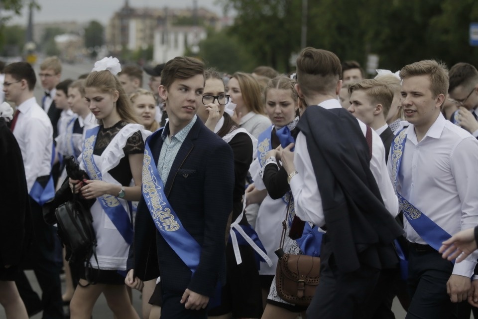 Последний звонок прозвенел для выпускников псковских школ