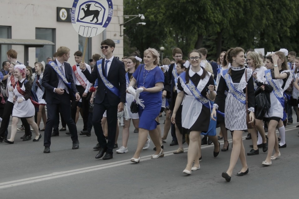 Последний звонок прозвенел для выпускников псковских школ