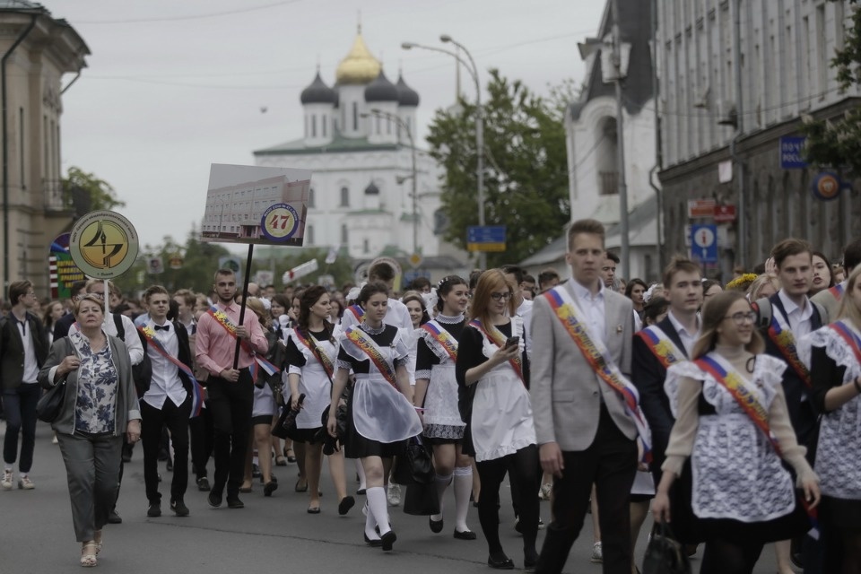 Последний звонок прозвенел для выпускников псковских школ