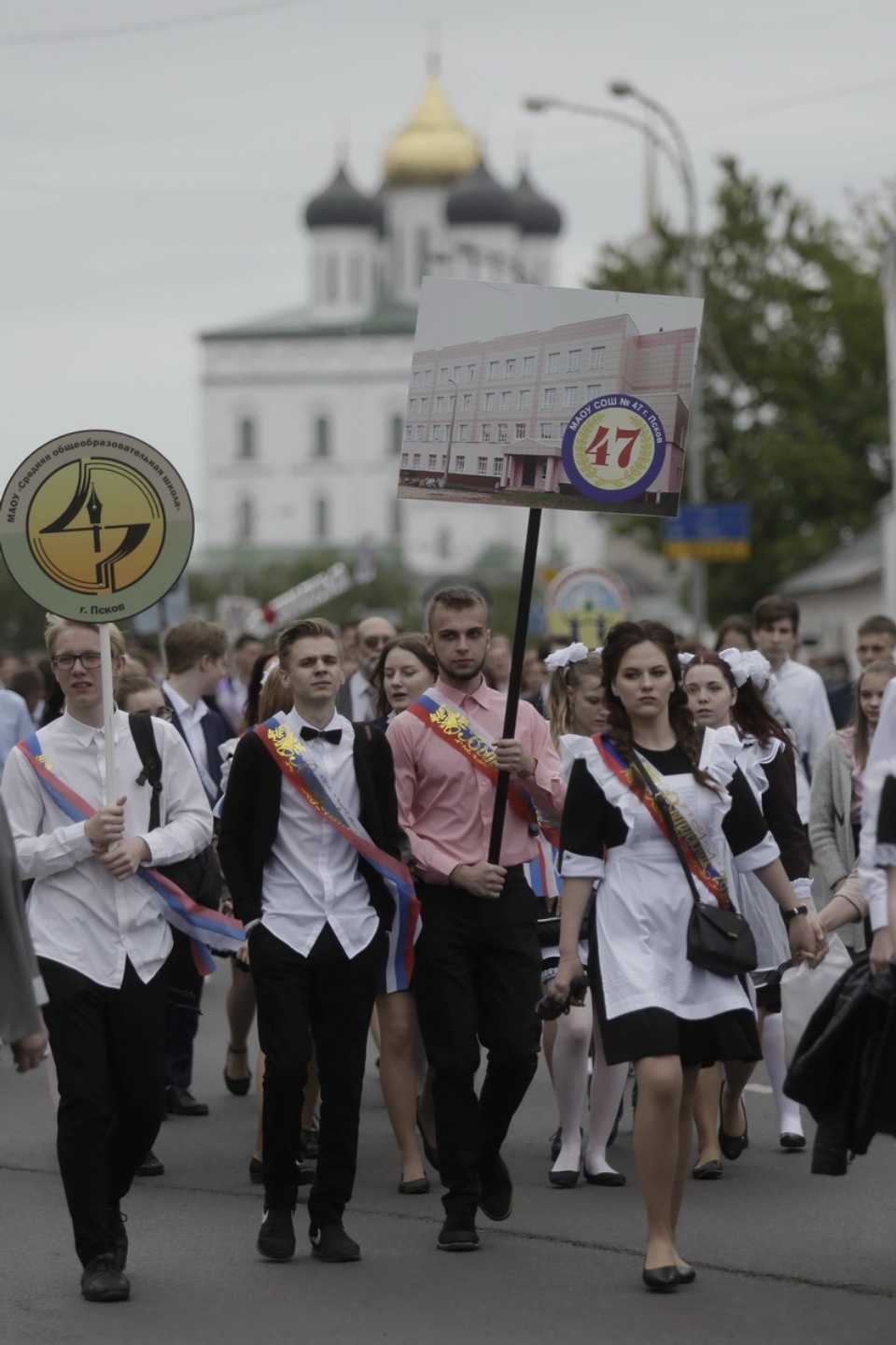 Последний звонок прозвенел для выпускников псковских школ