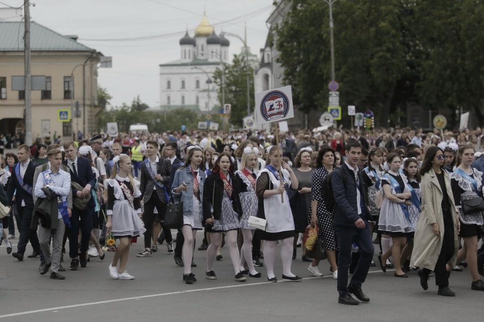 Последний звонок прозвенел для выпускников псковских школ