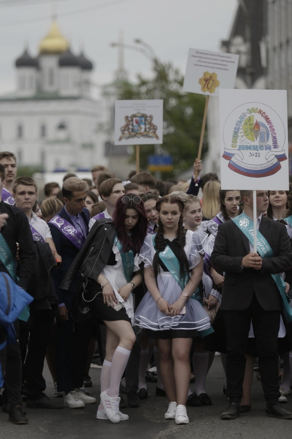 Последний звонок прозвенел для выпускников псковских школ