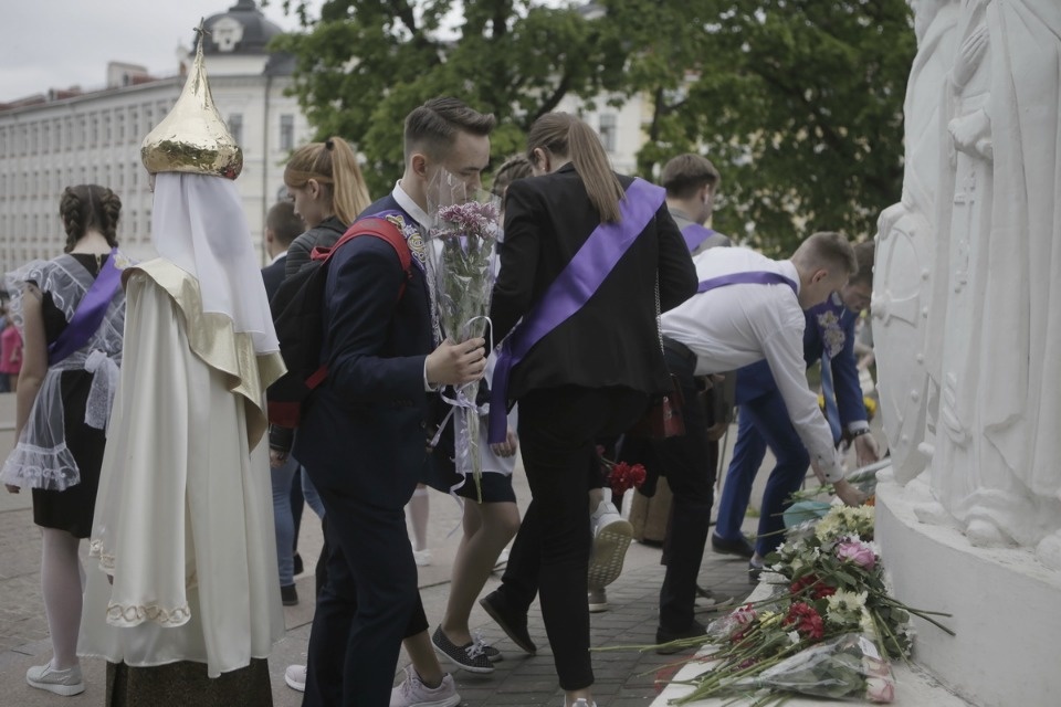 Последний звонок прозвенел для выпускников псковских школ