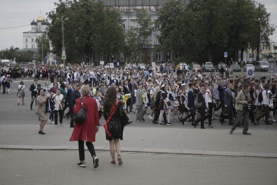 Последний звонок прозвенел для выпускников псковских школ