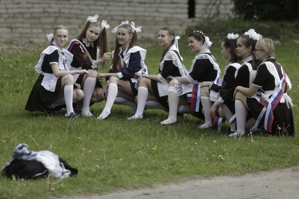 Трогательный фоторепортаж с последнего звонка опубликовала «Псковская правда»