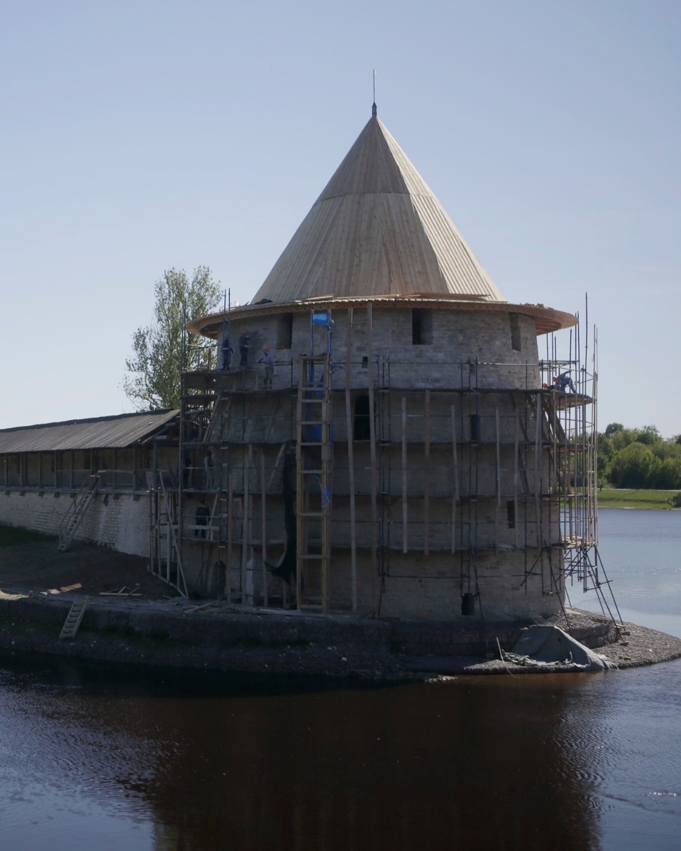 Из камня и стекла Из камня и стекла