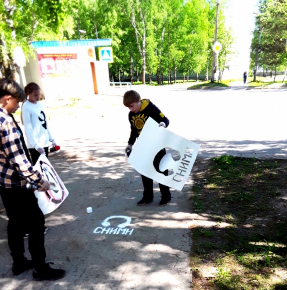 Спасительные граффити появились у пешеходных переходов в Дедовичах