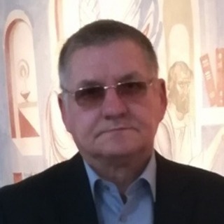 Псковский мастер резьбы по бумаге начал создавать цветные работы